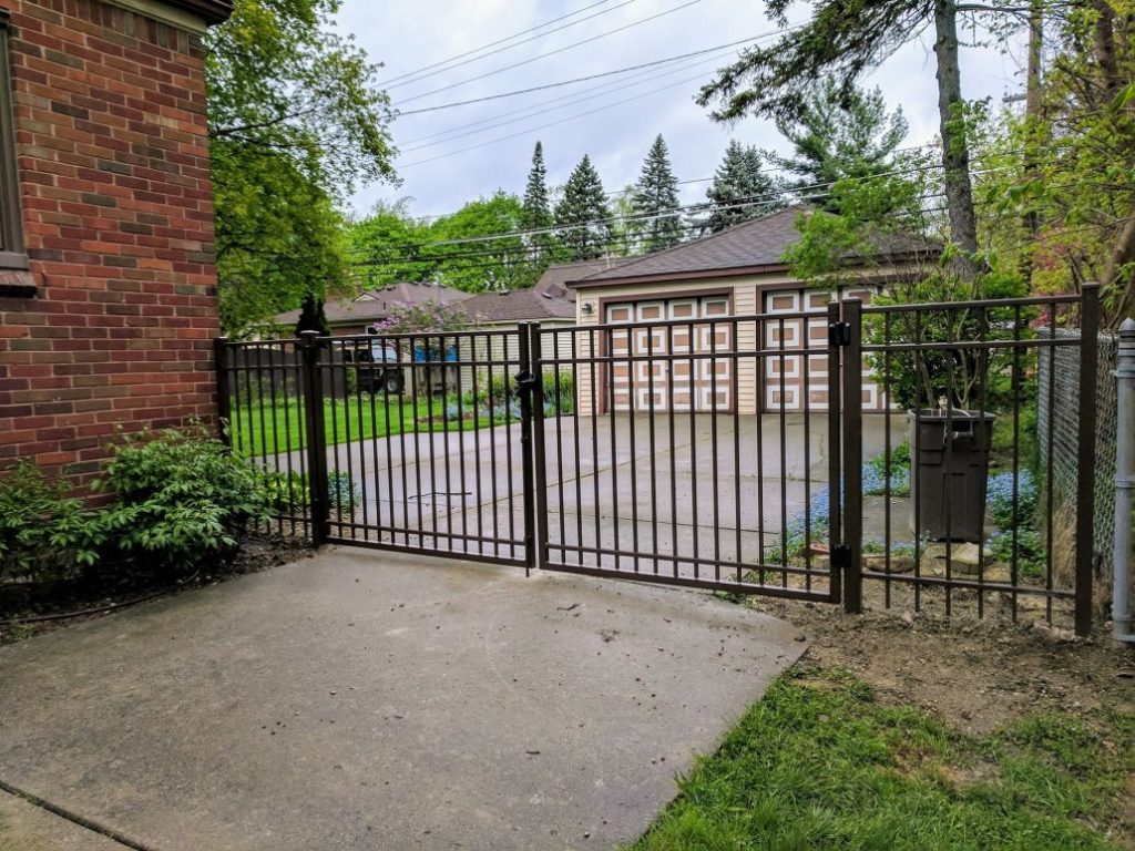 Aluminum driveway gate