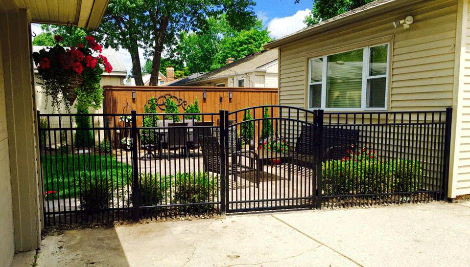 Tight picket spacing w/ arched top gate