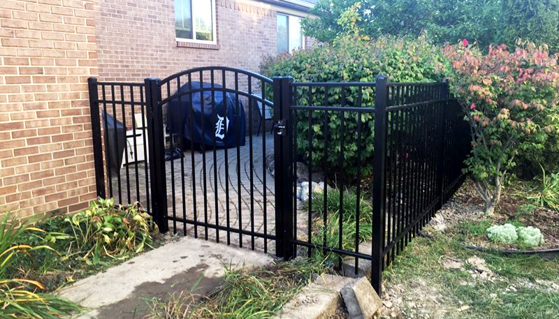 Aluminum fence with arched top gate