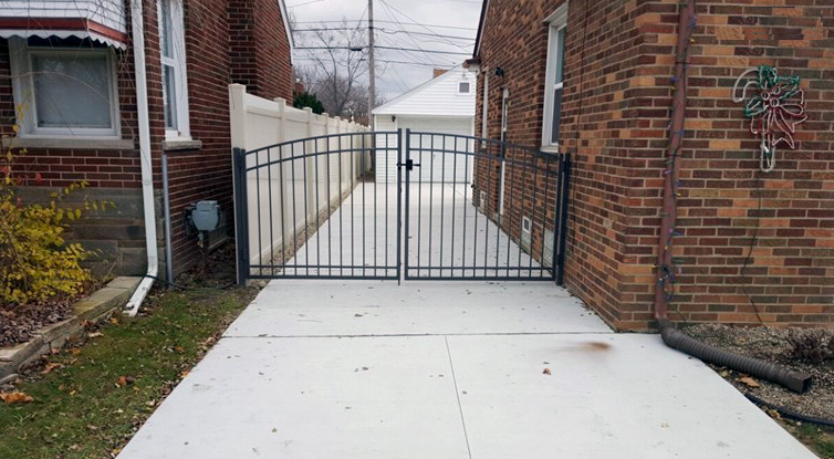 Arched top aluminum driveway gate