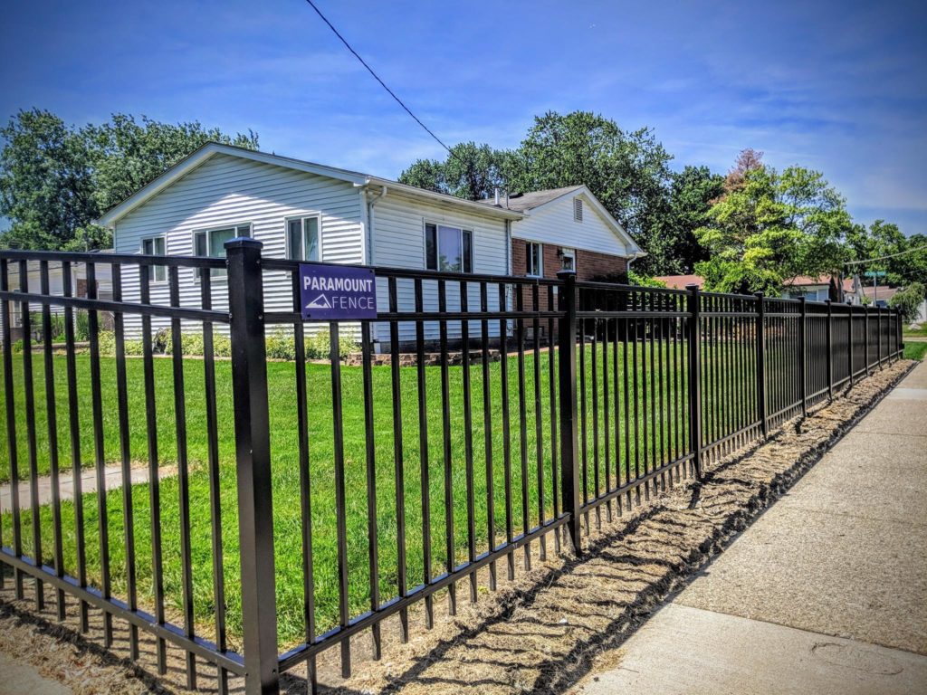 Standard 3-rail, flat top aluminum fence